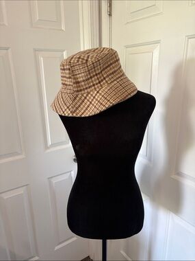 David and Young Plaid Bucket Hat in Tan and Cream
